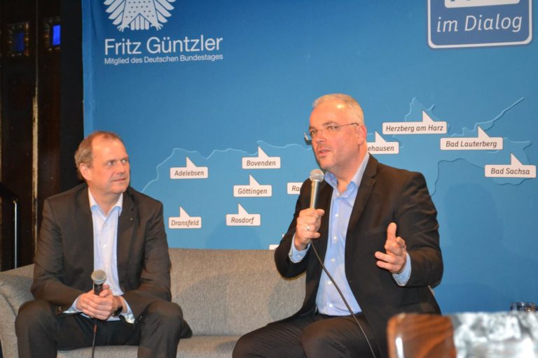Mehr über den Artikel erfahren Brandgefährlich – Macht das Schweigen der Mitte die Rechten stark?