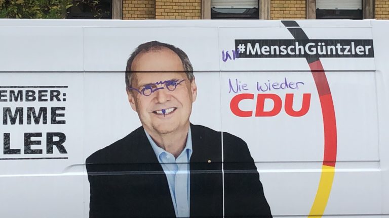 Mehr über den Artikel erfahren Erneute Sachbeschädigung an Wahlkampfauto der CDU